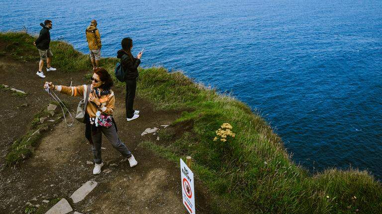 Set-Jetting: Travel Inspired by Films & TV ΓÇô The Ultimate Guide to Visiting Famous Movie & TV Filming Locations